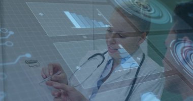 Stetoskop ve HUD kaplamalarıyla doktorların incelemesi ve hastalara kalem dağıtması. Tıbbi, teknoloji, sağlık, yenilik, dijital, profesyonel, analiz