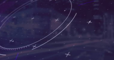 Yüksek çözünürlüklü halkalar ve artı işaretler gece bulanık şehir caddesinde belli belirsiz çizgiler gösteriyor. Fütürist, yüksek teknoloji, dijital, arayüz, şehir manzarası, neon, daldırıcı