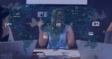 Önde gelen çizgili bluz giyen kadın toplantı odasında diz üstü bilgisayar kağıtlarıyla dijital harita kaplıyor. İş, işbirliği, strateji, teknoloji, takım çalışması, yenilik, sunum