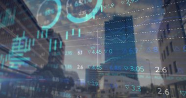 Borsa örtüleri ile finans caddesinde yükselen uzun cam gökdeleni gösteriyor. Kentsel, ticari, kurumsal, modern, finansal, teknoloji, gökdelen