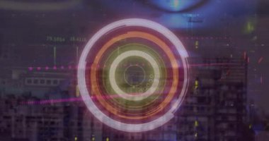 Şehir üzerinde veri işleme animasyonu. küresel iş ve dijital arayüz kavramı dijital olarak oluşturulmuş video.