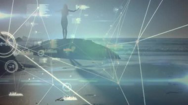 Gün doğumu ışıltısı şebeke ağını başlatıyor ve teknolojiyi birleştiren kadın etrafında şekilleniyor. Siluet, bağlantı, dijital, teknoloji, dinginlik, yenilik, manzara