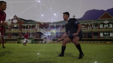 Kırmızı rugby koşucusu pas alıyor hücum oyuncusu hücum ediyor koşu topu, iz sürme. Atletizm, takım çalışması, rekabet, spor, aksiyon, yoğunluk, açık hava