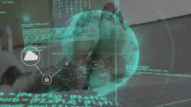 Kanepede ayaklarını kaldıran ve 3D küresel yayın kodu yansıtan ve bulut güvenlik simgeleri oluşturan bir kadın. Fütürist, teknoloji, siber güvenlik, ağ oluşturma, modern, rahatlama, dijital