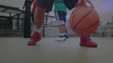 Düşük açılı, odaklanmış, salya akıtan bacaklar antrenman için üstüste bindirme işlemi başlatılıyor. Atletizm, kentsel, spor, spor, spor, rekabet, hareket, dinamik