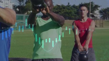 Dijital çizelgelerle sallanan salıncaklarda sallanan ve sallanan üç adam. Dayanıklılık eğitimi, grup çalışması, açık hava fitness, fonksiyonel egzersiz, atletik performans, dijital analiz, takım çalışması