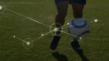 Futbolcu topa vuruyor ve ağ kaplamasını başlatıyor, gerçek zamanlı top kontrol eğitimini geliştiriyor. Atletik, spor, dijital, görselleştirme, teknoloji, eğitim, açık hava