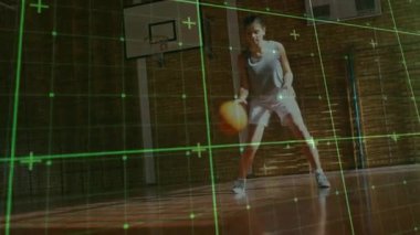 Genç sporcu neon şebekesini etkinleştiriyor ve spor tatbikatları için top sürme kontrolünü gösteriyor. Spor, eğitim, çeviklik, teknoloji, hareket, yenilik, fitness