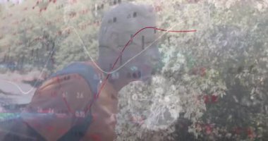 Koşucu patikaya giriyor ve animasyon fitness çizelgelerini başlatıyor, zamandaki performansı analiz ediyor. Açık hava, fitness, veri görselleştirme, hareket, sağlık, teknoloji, doğa