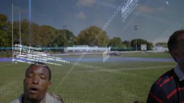 Çerçeveye koşan ve rugby talimine başlayan yardımcı oyuncu, rugby topunu koruyan takım arkadaşını kaldırıyor. Sporcular, takım çalışması, güç, işbirliği, dinamik, aktif, rekabet