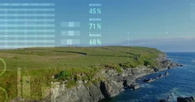 Çayır, deniz ve mavi gökyüzü ile havadan manzaraya karşı istatistiksel veri işleme. bilgisayar arayüzü ve teknoloji kavramı