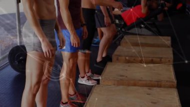 Jimnastik salonundaki sporcular oyun konsolu ile ağırlık kaldırırken atlamaya başlıyorlar. Atletik, takım çalışması, dinamik, modern, güç, motivasyon, eğitim