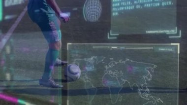 Teal futbolcusu kırmızı defansı geçerken performans ölçüm takibi için topa vuruyor. Atletizm, teknoloji, spor, yenilik, rekabet, çeviklik, fitness