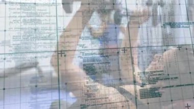 Ağırlık yakalayan kadın müşteri, antrenör kod eşleşmesi izleme uygunluğunu fark ederken bastırıyor. Kuvvet eğitimi, fitness, egzersiz, dijital, modern, kararlılık, sağlık