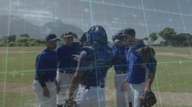 Beyzbol tutucusu kollarını kaldırıyor takım arkadaşları birleşme için bir araya gelip şebeke değişimi yapıyor. Sporcular, takım çalışması, strateji, sportmenlik, rekabet, odak, açık hava