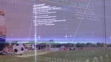 Kadın futbolcu sahada topa yaklaşıyor, bacağını sallıyor ve topa vuruyor, verileri analiz ediyor. Atletik, rekabet, takım çalışması, dijital, analiz, eğitim, spor