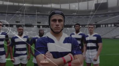 Rugby takımı çim sahası üzerinde toplanıyor, tarama performans ölçümlerini kapsayan teknoloji üretiyorlar. Sporcular, spor analizleri, performans, takım çalışması, stadyum, fitness, veri görselleştirme