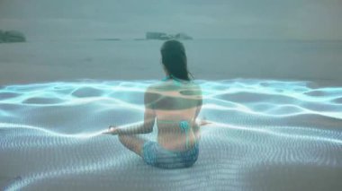 Meditasyon yapan bir kadın kumlu sahilde duruşunu düşürüyor. Dijital dalga etkisi yaratıyor. Dinginlik, farkındalık, dijital sanat, sükunet, okyanus, rahatlama, fütüristik