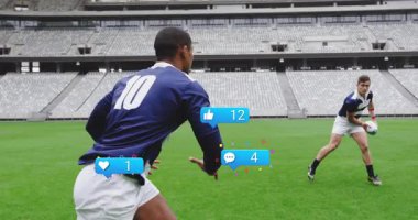 Rugby oyuncusu forma 10, stadyumda pası yakalıyor sonra da tepkisel ikonlar yükselirken dönüp geçiyor. Sporcular, takım çalışması, aksiyon, rekabet, spor, enerji, atletizm