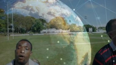 Rugby oyuncuları spor sahasında dünya turu atarak koşuyor ve top için kıvılcımlar saçıyor. Atletizm, rekabet, dijital, yenilik, takım çalışması, sportmenlik, açık hava