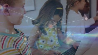 Okulda taş tutan beyaz bir çocuğa karşı kurulan bir ağ. eğitim ve teknoloji kavramı