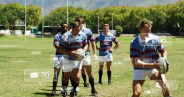 Top toplayan ve sosyal medya sayaçlarıyla çapraz talim yapan baş ragbi oyuncusu. Sporcular, takım çalışması, antrenman, rekabet, açık hava, dinamik, fitness