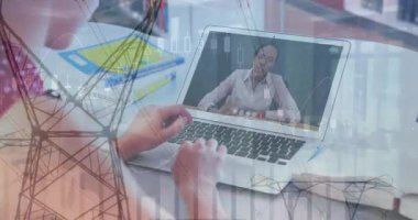 Dizüstü bilgisayar kullanılarak izlerin üzerindeki medyanın animasyonu. Küresel iş dijital arayüzü teknolojisi ve dijital olarak oluşturulan ağ konsepti.