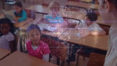 Kafkas kadın öğretmen okulda gülümserken, dünya çapındaki bağlantı ağının animasyonu. Okul ve eğitim teknolojisi kavramı