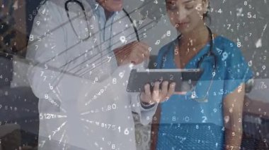 Kafkas doktorların tablet kullanarak veri işleme animasyonu. Küresel iş ve dijital arayüz kavramı dijital olarak oluşturulmuş video.