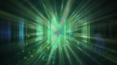 Yeşil ışığın dönmesine karşı veri işleme sistemli birden fazla ekran ve dans eden insanlar. gece hayatı ve disko konsepti