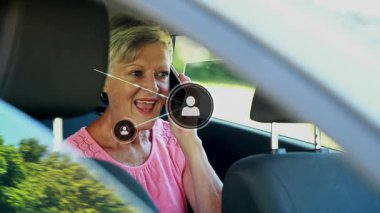 Arabada akıllı telefon kullanan Kafkasyalı mutlu bir kadının bağlantı ağının animasyonu. ağ, bağlantılar, iletişim, ulaşım ve seyahat konsepti dijital olarak oluşturulmuş video.