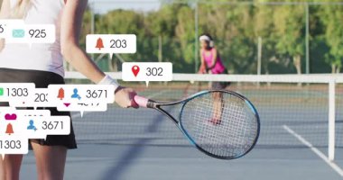 Rakip tenise geri dönmek için beyaz üstte raket sallayan oyuncu sosyal medya baloncukları üretiyor. Atletik, rekabet, spor, açık hava, dinamik, canlı, aktif