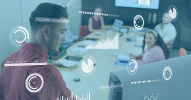 Kırmızı gömlekli veri sunucusu masadaki meslektaşlarına dizüstü bilgisayarlar ve kopyalama alanı sunuyor. İş, takım çalışması, analitik, kurumsal, profesyonel, sunum, işbirliği