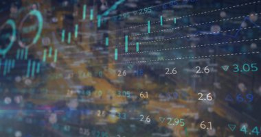 Finansal grafikler, kentsel gece kavşağında sayısal örtüşmeler, şamdan çubukları gösteriliyor. Kentsel, teknoloji, veri görselleştirme, fütüristik, yenilikçi, analitik, dijital