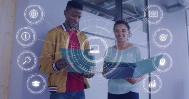 Ofiste renkli dosyaları koli işi ve dijital kaplamayla tutan iki işçinin belgelerini inceliyorum. İşbirliği, takım çalışması, dijital teknoloji, yenilik, profesyonel, modern, katılım