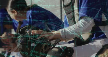 Bacak koruyucusunu ayarlamak, mavi forma giyen yakalayıcı ve ahşap yedek kulübesinde siyah kask tutmak. Sporcular, takım çalışması, spor, eğitim, dinlenme, spor, koçluk.