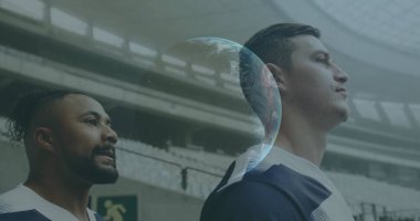 Dijital dünya hologramıyla arenada antrenman forması giyen erkek sporcular. Takım çalışması, yenilik, fütürizm, güç, rekabet, teknoloji, işbirliği