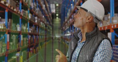 Başlık takan müfettiş kutuları inceliyor ve depo koridorundaki grafikleri izliyor. Kopya alanı. Sanayi, lojistik, tedarik zinciri, depo yönetimi, analitik, güvenlik, verimlilik