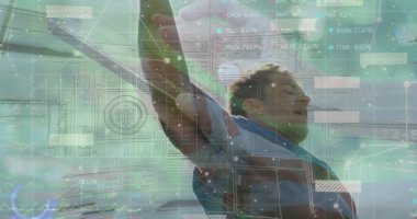 Kıyı şeridinde gri ceketli, yüzen UI çizelgeleriyle kollarını kaldıran dengeli bir Afro-Amerikalı sporcu. Teknoloji, yenilik, veri görselleştirme, dijital arayüz, fütüristik, sağlıklı, açık hava