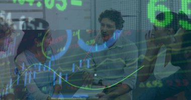 Not defteri ve kalem tutuyorlar, profesyoneller toplantı odasında verileri tartışıyor ve çizelgeleri gösteriyorlar. İşbirliği, takım çalışması, iş dünyası, modern, analitik, strateji, beyin fırtınası