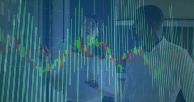 Ofisteki cam duvarda şamdan çizelgesini tartışan bir strateji uzmanı. Şirket, finans, analitik, modern, işbirliği, teknoloji, profesyonel