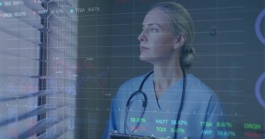 Tableti tutan, ameliyat önlüğü ve steteskop takan hemşireler. Veri kaplamalı panjurlar, kopyalama alanı. Sağlık, teknoloji, analitik, profesyonellik, yenilik, tanı, dijital