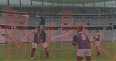 Rugby oyuncuları donanma forması giyip takım arkadaşlarını kaldırarak stadyumda beyaz rugby topunu yakalıyorlar. Sporcular, takım çalışması, atletizm, yarışma, stadyum, aksiyon, güç