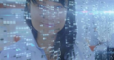 Laboratuvarda yarı saydam dijital veri üzerinde çalışan kadın bilim adamı laboratuvar önlüğü giyiyor. Teknoloji, yenilik, araştırma, veri görselleştirme, biyoteknoloji, bilimsel, analitik