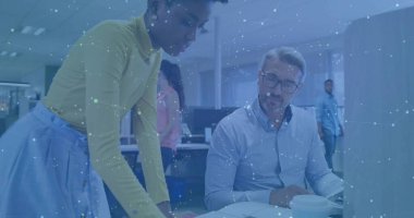 Açık planlı ofiste, sarı bluz giyen, dizüstü bilgisayarlı siyah bir meslektaşım var. İşbirliği, takım çalışması, modern, çalışma alanı, iletişim, üretkenlik, ofis