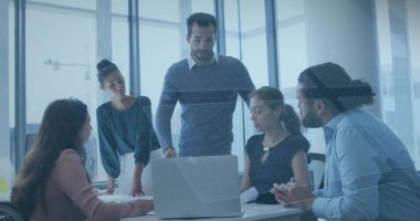 Yönetim kurulu odasında dizüstü bilgisayar ve belgelerle süveter giyen bir Orta Doğulu lider. Profesyonel, işbirliği, modern, kurumsal, çalışma alanı, yenilik, beyin fırtınası