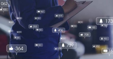 Mavi gömlekli kadın elinde not panosu ve kalemle yüzen bildirim simgeleriyle ofiste. Profesyonel, iletişim, işbirliği, dijital, modern, odaklanma, üretkenlik