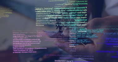 Ahşap ofis masasında, yanında kahve fincanı olan programlama kodlarını gösteren akıllı telefonu tutuyorum. Teknoloji, yenilik, dijital, çalışma alanı, modern, üretkenlik, kodlama