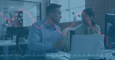 Çizgi çizelgesini belgeler ve dizüstü bilgisayarla analiz ediyorum. Takım elbiseli iki meslektaşım iş birliği yapıyor. İşbirliği, takım çalışması, profesyonel, modern, çalışma alanı, analitik, üretkenlik