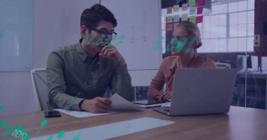 Toplantı odasında iki meslektaş belgeleri inceliyor ve dizüstü bilgisayarda yazı yazıyor, beyaz tahta çizelgeleri ile. İşbirliği, takım çalışması, ofis, modern, beyin fırtınası, iletişim, profesyonel